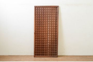 アンティーク建具　柾目が魅力のマス目格子板戸1枚(きつね格子、狐格子、ドア、格子扉、升目)(R-071243)