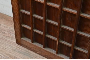 アンティーク建具　柾目が魅力のマス目格子板戸1枚(きつね格子、狐格子、ドア、格子扉、升目)(R-071243)