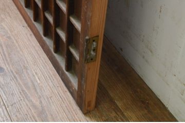 アンティーク建具　柾目が魅力のマス目格子板戸1枚(きつね格子、狐格子、ドア、格子扉、升目)(R-071243)