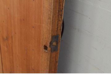 アンティーク建具　柾目が魅力のマス目格子板戸1枚(きつね格子、狐格子、ドア、格子扉、升目)(R-071243)