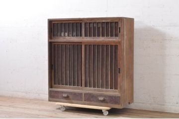 和製アンティーク　モダンな空間づくりにおすすめ!　縦桟入り収納棚(サイドキャビネット、戸棚、食器棚、引き出し)(R-071286)