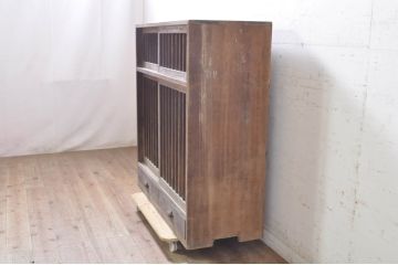 和製アンティーク　モダンな空間づくりにおすすめ!　縦桟入り収納棚(サイドキャビネット、戸棚、食器棚、引き出し)(R-071286)