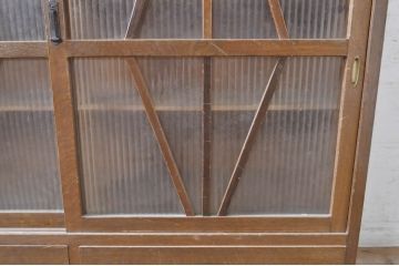 和製アンティーク　前面ナラ材　どこか懐かしい雰囲気が漂うモールガラス入りのレトロな収納棚(戸棚、食器棚、キャビネット)(R-071287)