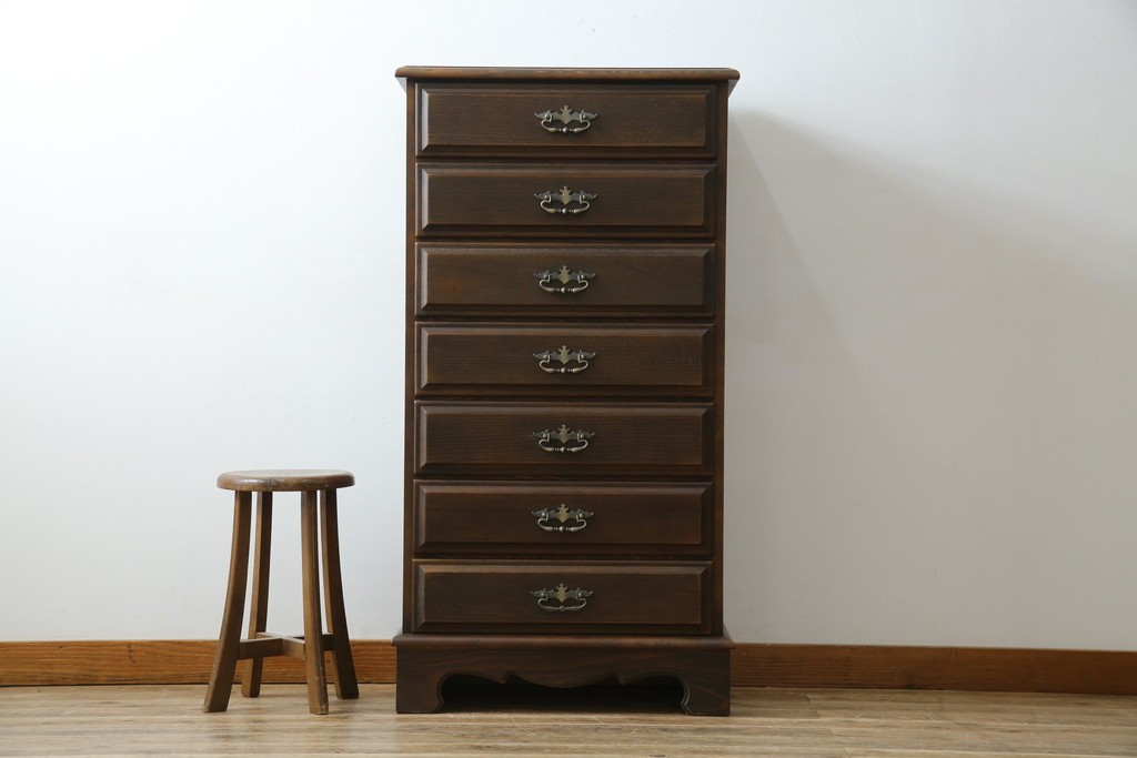 和製ビンテージ　カリモク家具(karimoku)　落ち着いた色味と木目が魅力的な縦型チェスト　(R-071298)