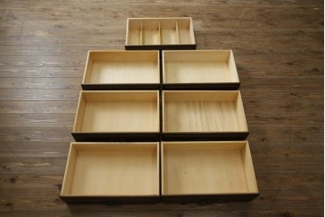 和製ビンテージ　カリモク家具(karimoku)　落ち着いた色味と木目が魅力的な縦型チェスト　(R-071298)