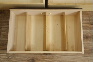 和製ビンテージ　カリモク家具(karimoku)　落ち着いた色味と木目が魅力的な縦型チェスト　(R-071298)