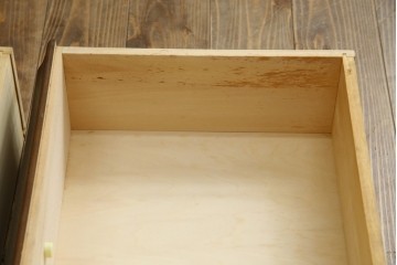 和製ビンテージ　カリモク家具(karimoku)　落ち着いた色味と木目が魅力的な縦型チェスト　(R-071298)