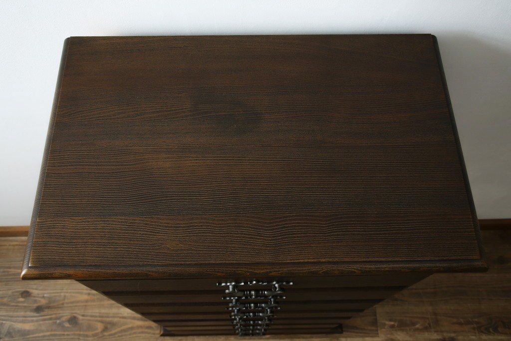 和製ビンテージ　カリモク家具(karimoku)　落ち着いた色味と木目が魅力的な縦型チェスト　(R-071298)