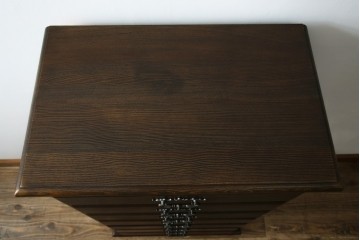 和製ビンテージ　カリモク家具(karimoku)　落ち着いた色味と木目が魅力的な縦型チェスト　(R-071298)