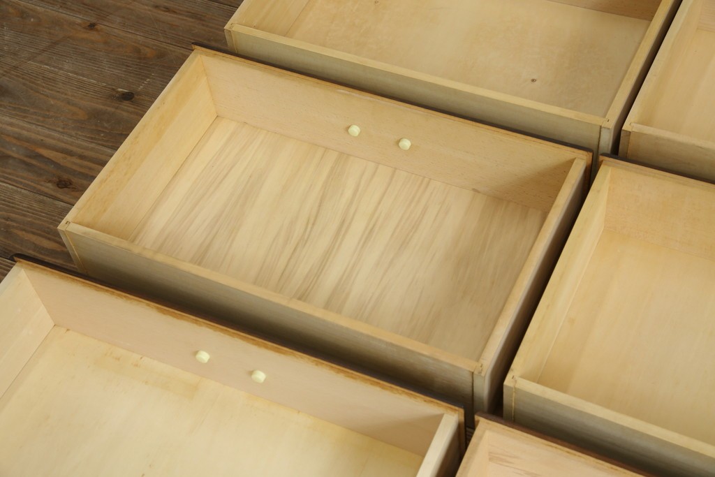 和製ビンテージ　カリモク家具(karimoku)　落ち着いた色味と木目が魅力的な縦型チェスト　(R-071298)