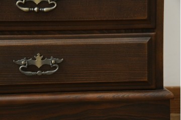 和製ビンテージ　カリモク家具(karimoku)　落ち着いた色味と木目が魅力的な縦型チェスト　(R-071298)