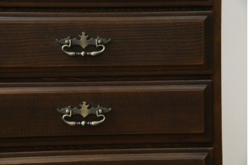 和製ビンテージ　カリモク家具(karimoku)　落ち着いた色味と木目が魅力的な縦型チェスト　(R-071298)