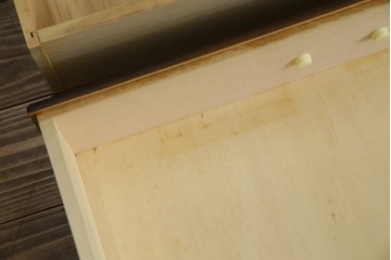 和製ビンテージ　カリモク家具(karimoku)　落ち着いた色味と木目が魅力的な縦型チェスト　(R-071298)