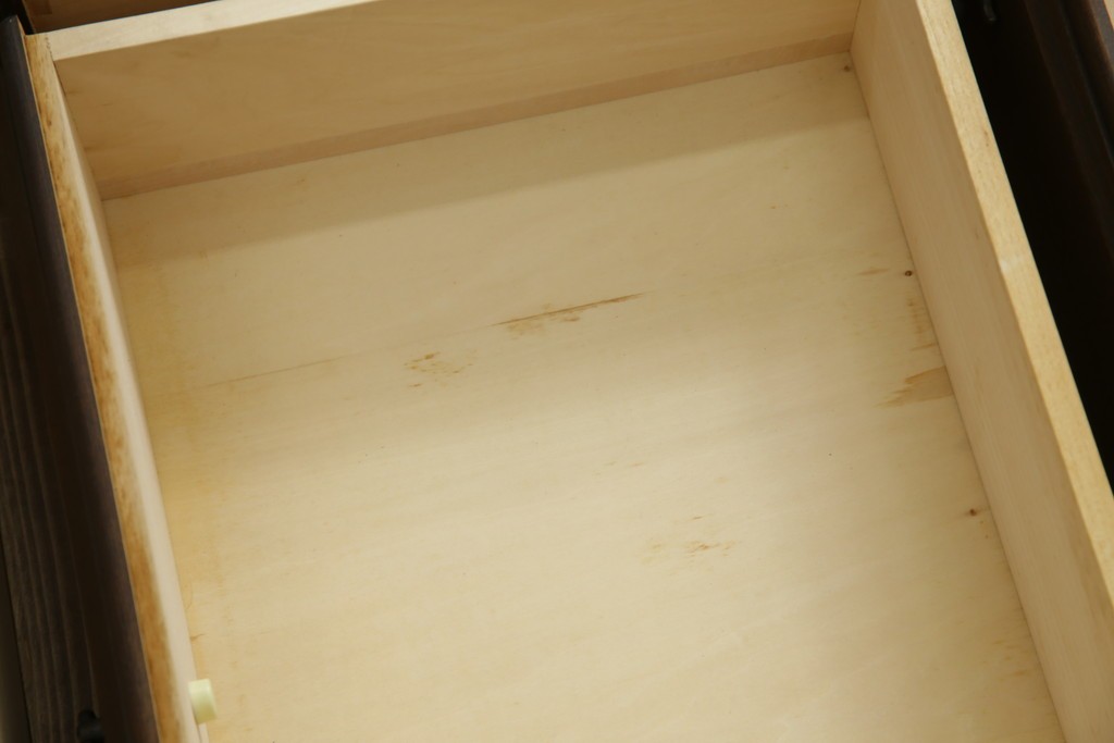 和製ビンテージ　カリモク家具(karimoku)　落ち着いた色味と木目が魅力的な縦型チェスト　(R-071298)