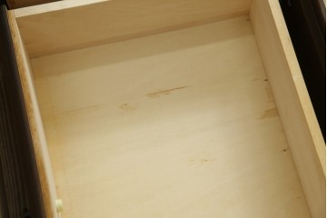 和製ビンテージ　カリモク家具(karimoku)　落ち着いた色味と木目が魅力的な縦型チェスト　(R-071298)