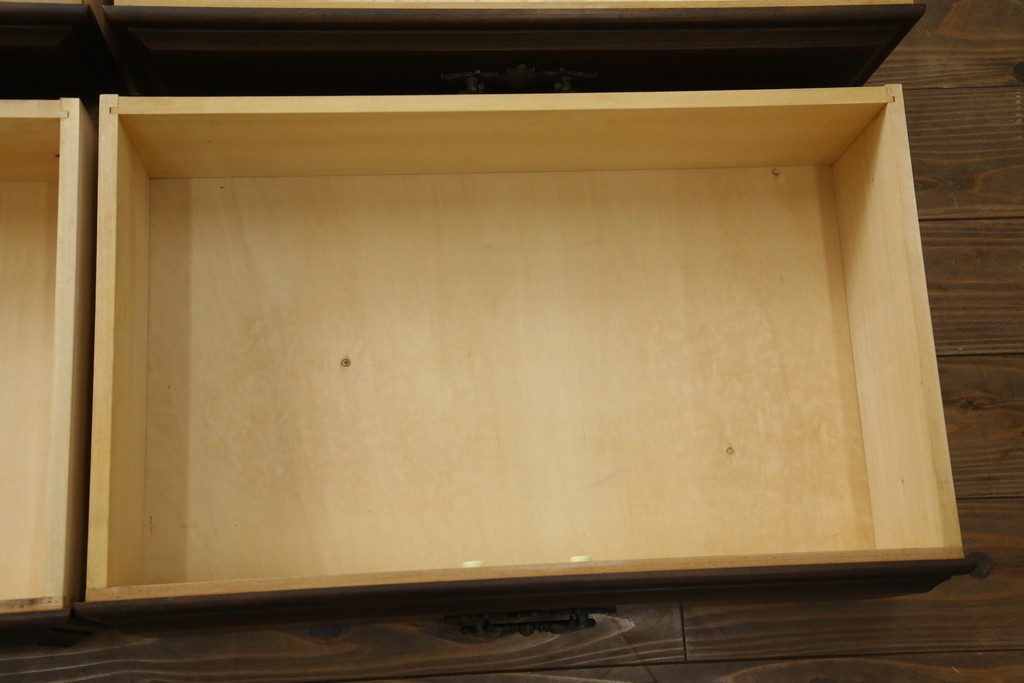 和製ビンテージ　カリモク家具(karimoku)　落ち着いた色味と木目が魅力的な縦型チェスト　(R-071298)