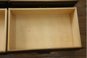 和製ビンテージ　カリモク家具(karimoku)　落ち着いた色味と木目が魅力的な縦型チェスト　(R-071298)