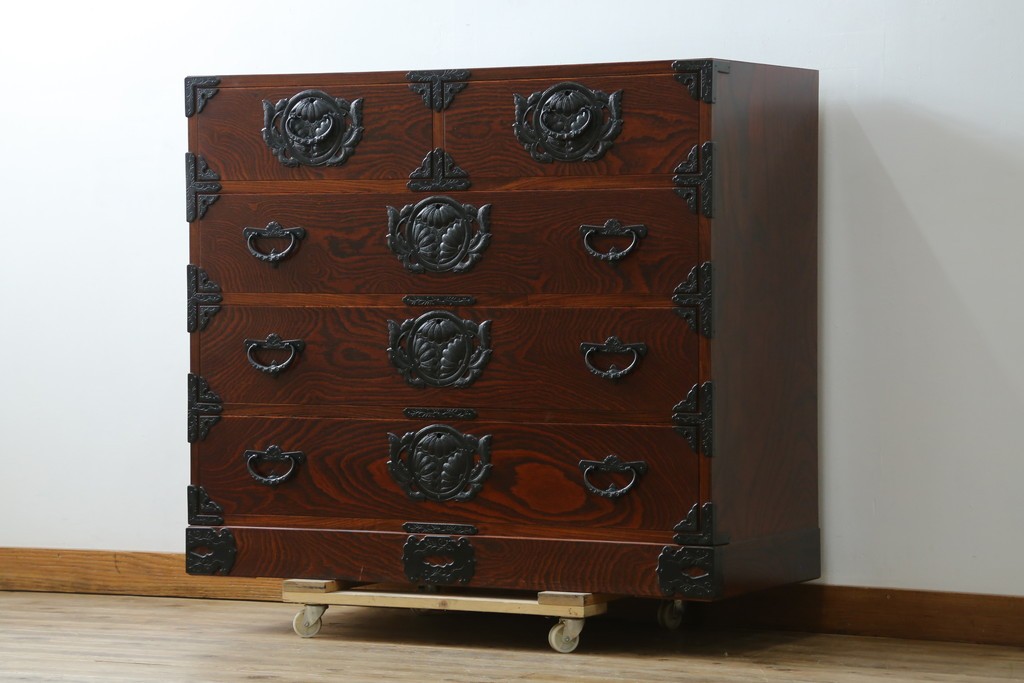 中古　岩谷堂箪笥　菊幸　力強い杢目と重厚感ある金具が魅力の和箪笥　(R-071305)