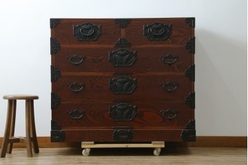 中古　岩谷堂箪笥　菊幸　力強い杢目と重厚感ある金具が魅力の和箪笥　(R-071305)