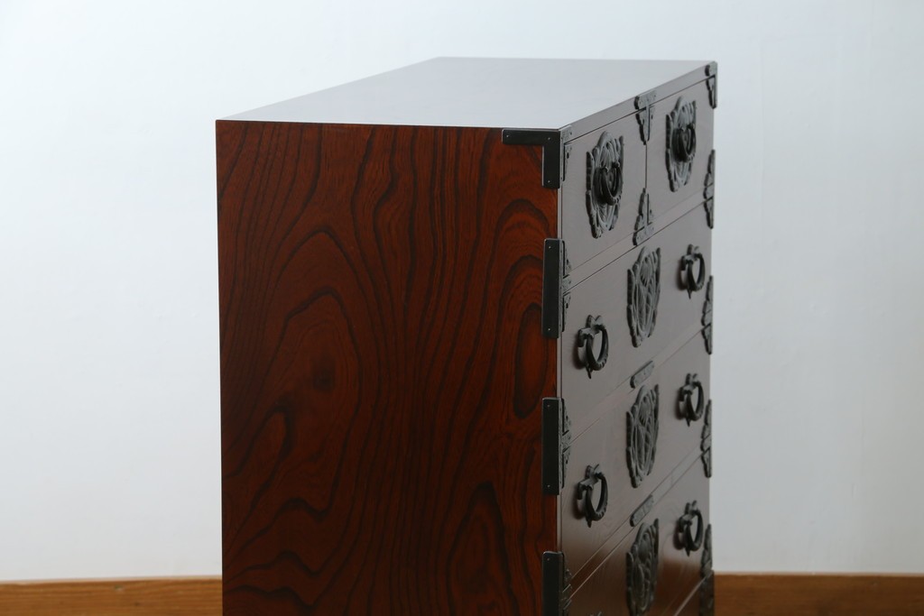 中古　岩谷堂箪笥　菊幸　力強い杢目と重厚感ある金具が魅力の和箪笥　(R-071305)