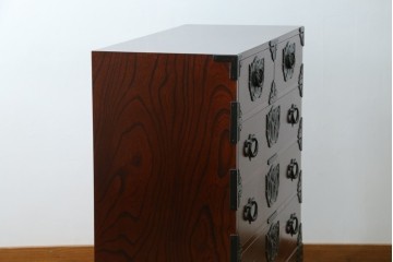 中古　岩谷堂箪笥　菊幸　力強い杢目と重厚感ある金具が魅力の和箪笥　(R-071305)