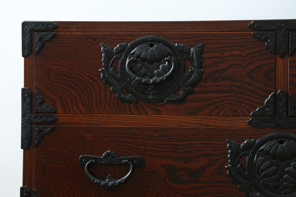 中古　岩谷堂箪笥　菊幸　力強い杢目と重厚感ある金具が魅力の和箪笥　(R-071305)