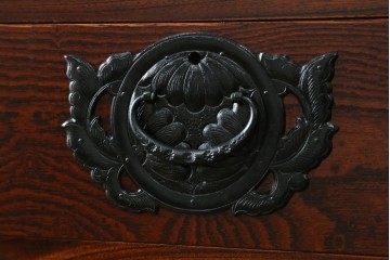 中古　岩谷堂箪笥　菊幸　力強い杢目と重厚感ある金具が魅力の和箪笥　(R-071305)