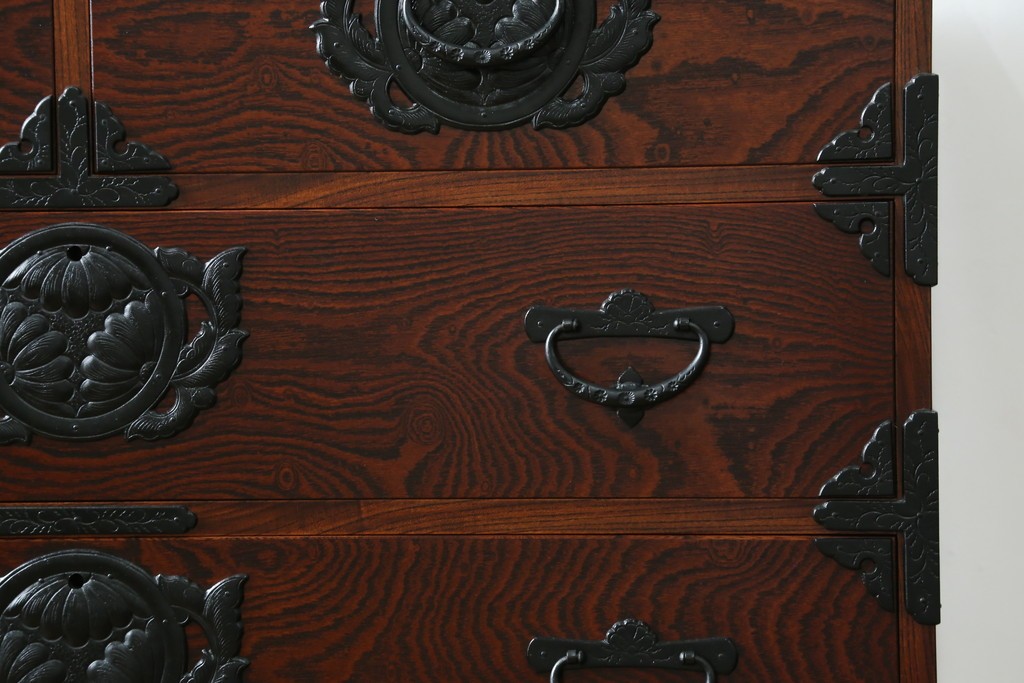 中古　岩谷堂箪笥　菊幸　力強い杢目と重厚感ある金具が魅力の和箪笥　(R-071305)