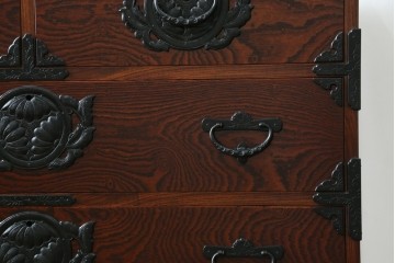 中古　岩谷堂箪笥　菊幸　力強い杢目と重厚感ある金具が魅力の和箪笥　(R-071305)