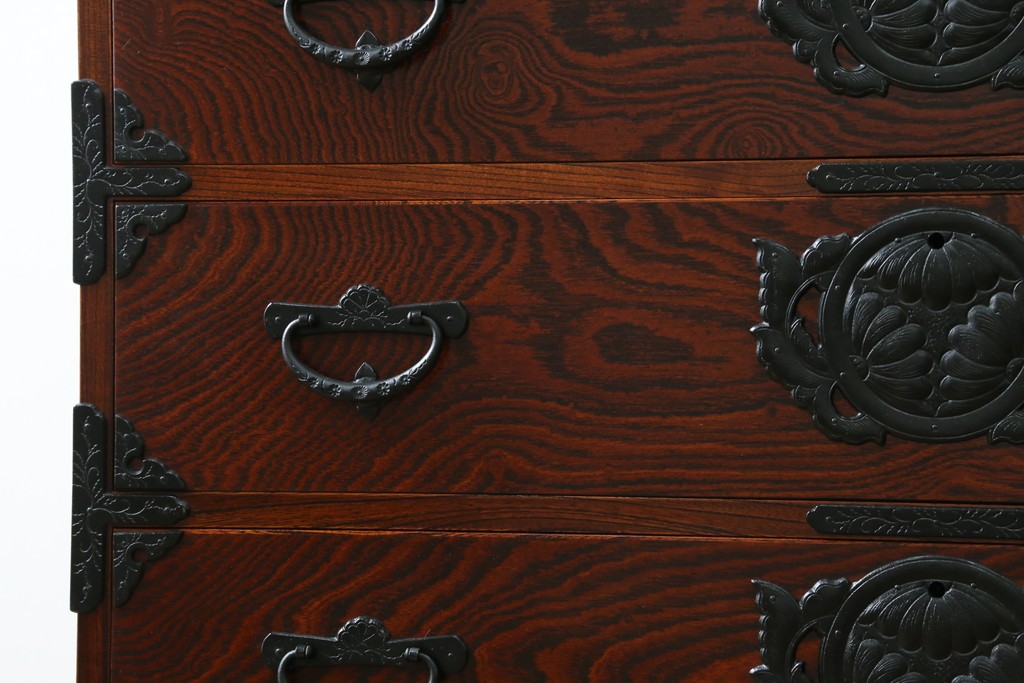 中古　岩谷堂箪笥　菊幸　力強い杢目と重厚感ある金具が魅力の和箪笥　(R-071305)