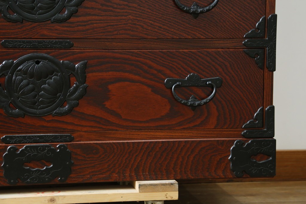 中古　岩谷堂箪笥　菊幸　力強い杢目と重厚感ある金具が魅力の和箪笥　(R-071305)