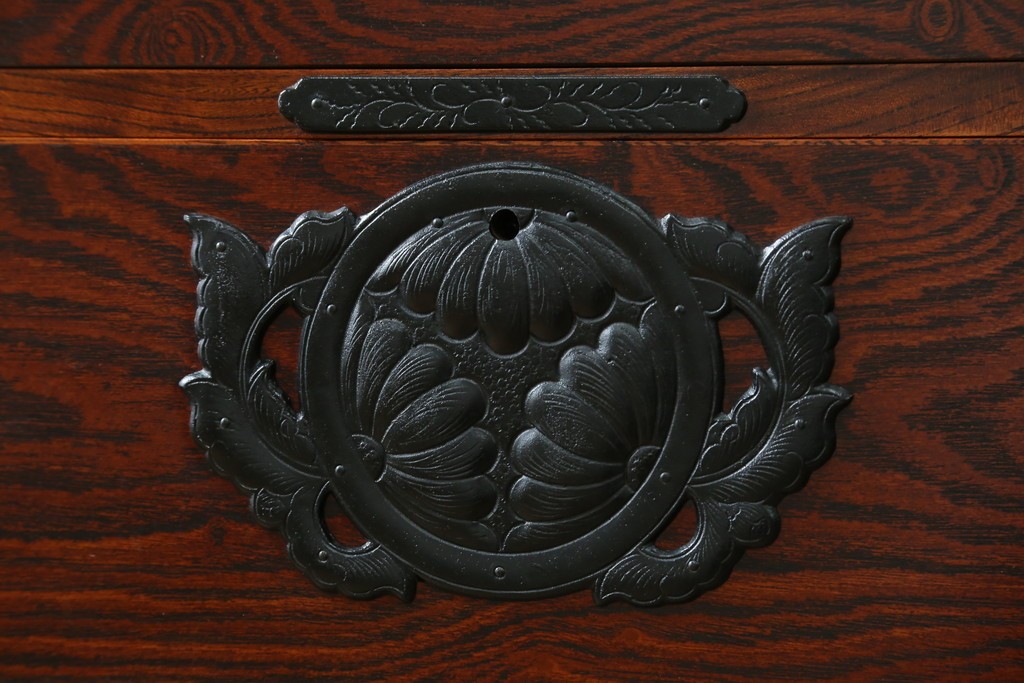 中古　岩谷堂箪笥　菊幸　力強い杢目と重厚感ある金具が魅力の和箪笥　(R-071305)