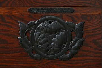 中古　岩谷堂箪笥　菊幸　力強い杢目と重厚感ある金具が魅力の和箪笥　(R-071305)