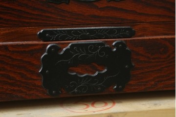 中古　岩谷堂箪笥　菊幸　力強い杢目と重厚感ある金具が魅力の和箪笥　(R-071305)