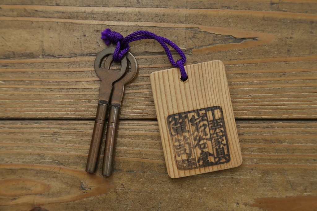 中古　岩谷堂箪笥　菊幸　力強い杢目と重厚感ある金具が魅力の和箪笥　(R-071305)