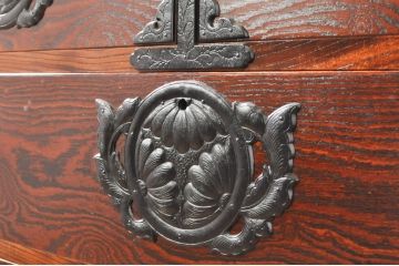 中古　岩谷堂箪笥　菊幸　力強い杢目と重厚感ある金具が魅力の和箪笥(整理箪笥、衣装タンス、収納たんす、引き出し、サイドボード、サイドチェスト)(R-071305)