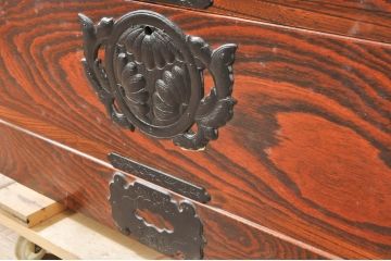中古　岩谷堂箪笥　菊幸　力強い杢目と重厚感ある金具が魅力の和箪笥(整理箪笥、衣装タンス、収納たんす、引き出し、サイドボード、サイドチェスト)(R-071305)