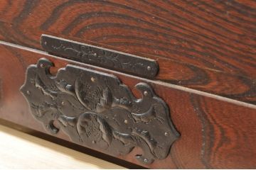 中古　岩谷堂箪笥　力強い木目と凝った金具が美しい収納箪笥(引き出し、チェスト、和たんす、衣装箪笥)(R-071306)