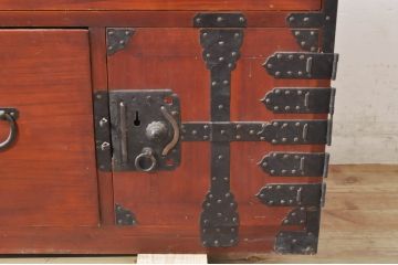 和製アンティーク　総檜(ヒノキ)材　趣溢れる佇まいが目を惹く漆塗りのキレイなローボード(衣装箪笥、収納箪笥、引き出し、テレビ台、テレビボード)(R-071310)