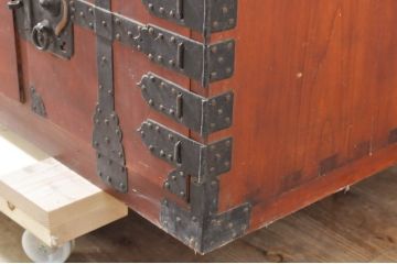 和製アンティーク　総檜(ヒノキ)材　趣溢れる佇まいが目を惹く漆塗りのキレイなローボード(衣装箪笥、収納箪笥、引き出し、テレビ台、テレビボード)(R-071310)