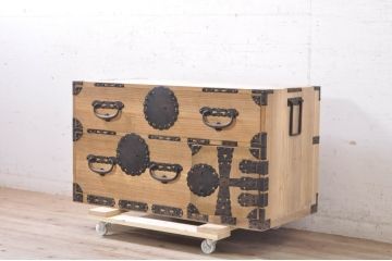 和製アンティーク　上手物!!　立派で珍しい金具が魅力的な総桐関東衣装箪笥ローボード(テレビ台、テレビボード、ローチェスト、時代箪笥、収納タンス、総桐箪笥、総桐たんす、引き出し)(R-071313)