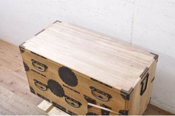 和製アンティーク　上手物!!　立派で珍しい金具が魅力的な総桐関東衣装箪笥ローボード(テレビ台、テレビボード、ローチェスト、時代箪笥、収納タンス、総桐箪笥、総桐たんす、引き出し)(R-071313)