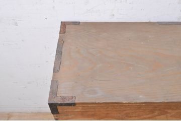 和製アンティーク　檜(ヒノキ)材　木味の色合いと金具が魅力的な時代箱(屏風箱、収納箱、長持、ディスプレイ、店舗什器)(R-071317)