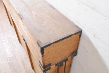 和製アンティーク　檜(ヒノキ)材　木味の色合いと金具が魅力的な時代箱(屏風箱、収納箱、長持、ディスプレイ、店舗什器)(R-071317)