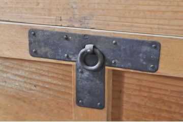 和製アンティーク　檜(ヒノキ)材　木味の色合いと金具が魅力的な時代箱(屏風箱、収納箱、長持、ディスプレイ、店舗什器)(R-071317)