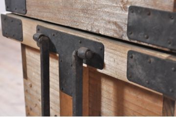 和製アンティーク　檜(ヒノキ)材　木味の色合いと金具が魅力的な時代箱(屏風箱、収納箱、長持、ディスプレイ、店舗什器)(R-071317)