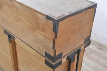 和製アンティーク　檜(ヒノキ)材　木味の色合いと金具が魅力的な時代箱(屏風箱、収納箱、長持、ディスプレイ、店舗什器)(R-071317)