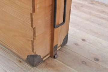 和製アンティーク　檜(ヒノキ)材　木味の色合いと金具が魅力的な時代箱(屏風箱、収納箱、長持、ディスプレイ、店舗什器)(R-071317)
