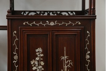 和製アンティーク　高級品!!　花梨(カリン)材　螺鈿(ラデン)　象嵌入り　上質な和の空間作りにおすすめの茶棚　(R-071319)