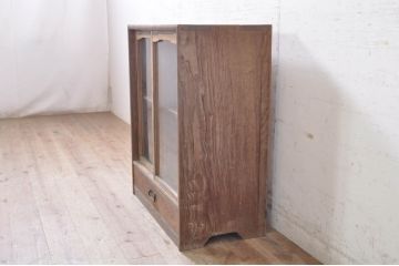 和製アンティーク　栗材　　レトロ　黒柿引き戸の小振りな戸棚(食器棚、収納棚、飾り棚、ブックケース、キャビネット)(R-071321)